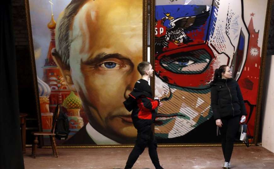 Ruski umjetnici prikazali Putina kao Supermena i Djeda Mraza